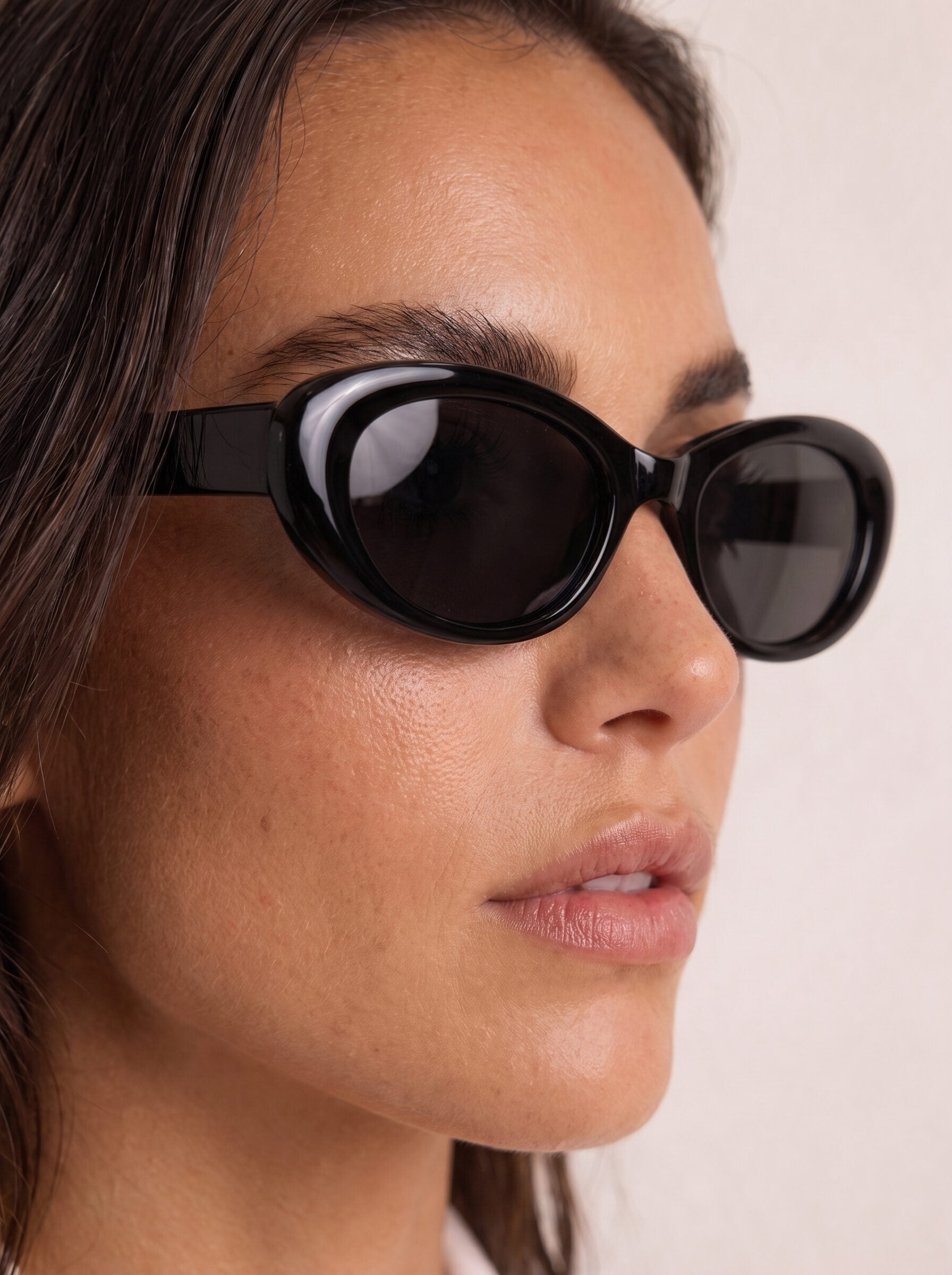 Lola - Black - Smoke Lens